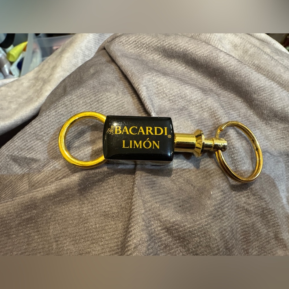 Bacardi Limón Black‎ and Gold Key Holder